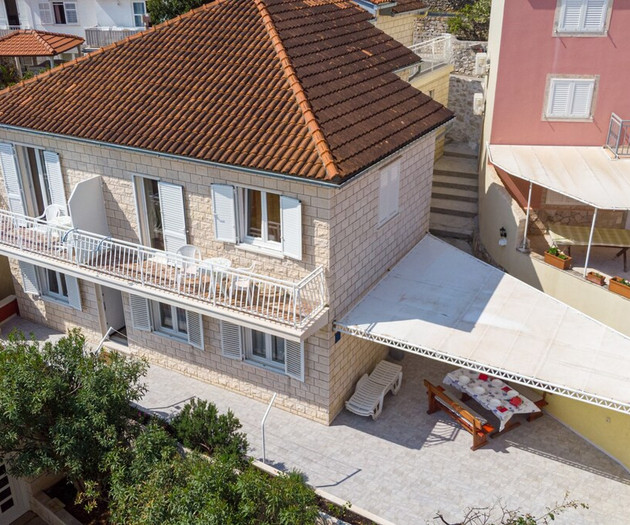 A1 apartment next to the beach, with the sea view
