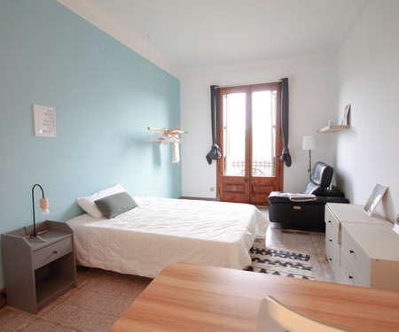 R0302- Room in flat to share in Eixample