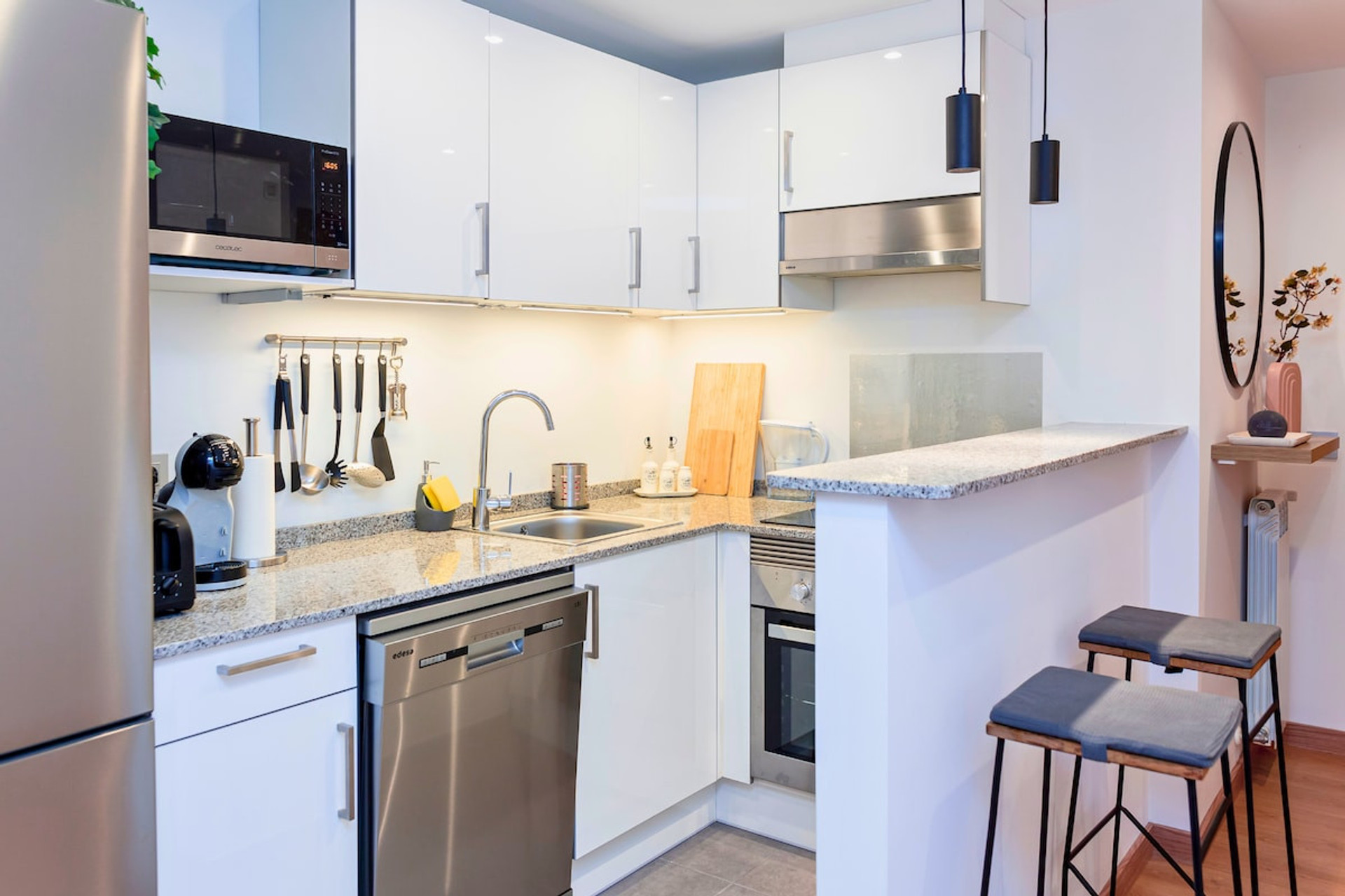 "(...) The apartment is in a very quiet area with easy access. It has all the necessary amenities, as well as a fully complete kitchen. We'll definitely be back!" -Sydney ★★★★★