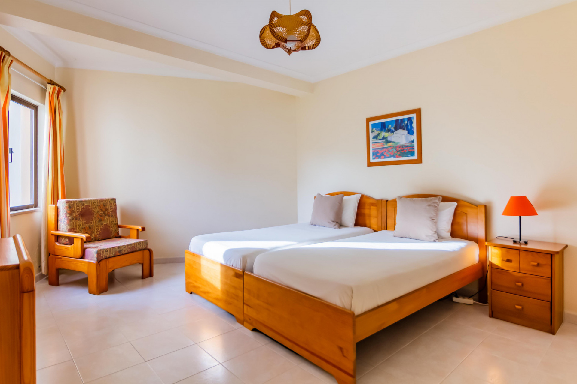 Bedroom with 2 Single Beds