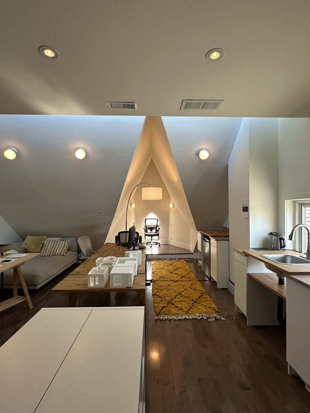 Beautiful top floor unit in the Annex Toronto preview