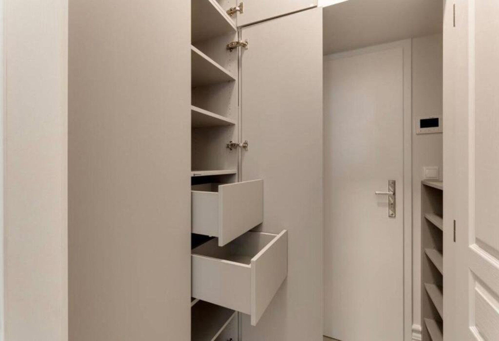 Built-in wardrobe with drawers