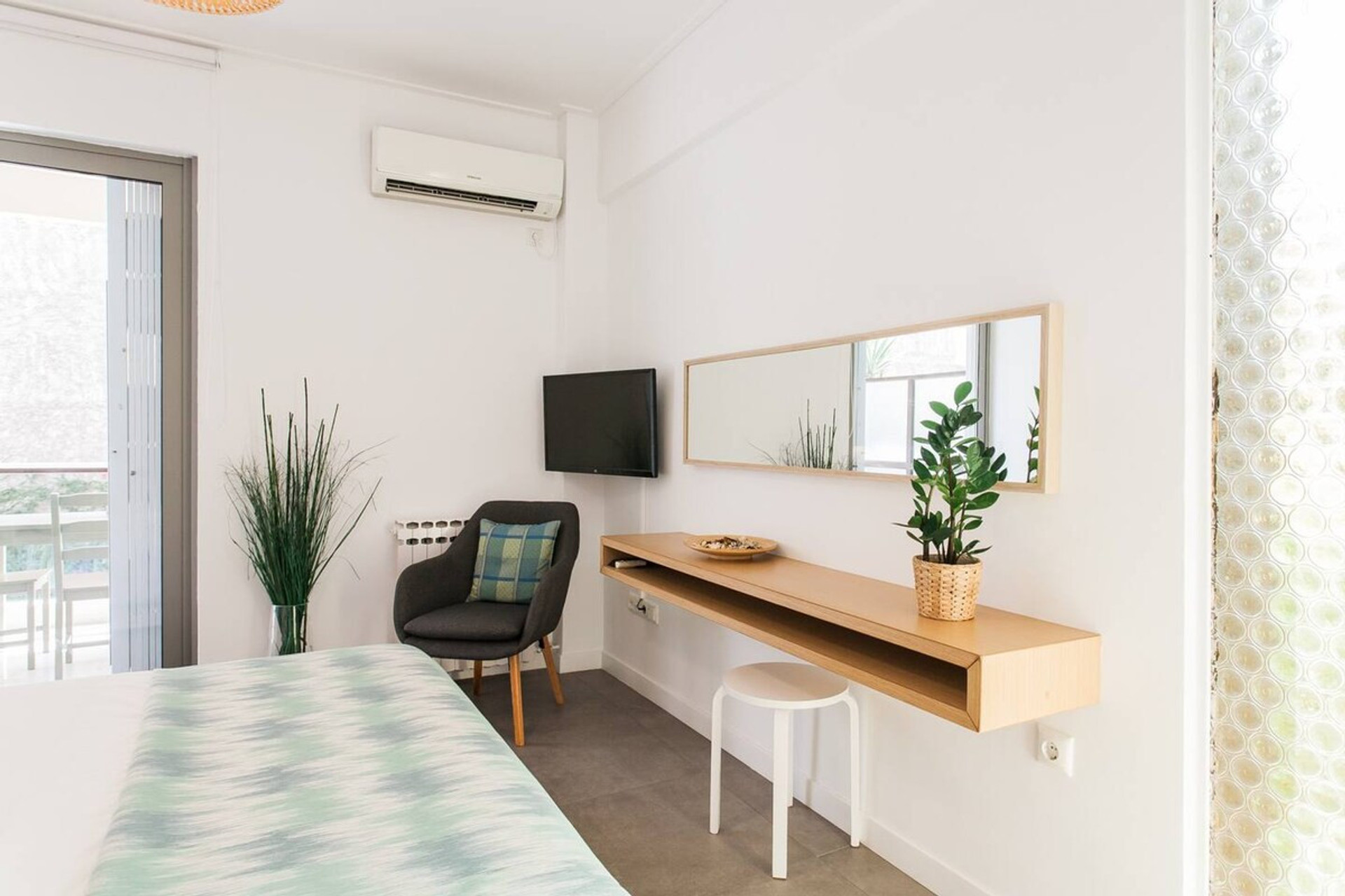 Bedroom side
