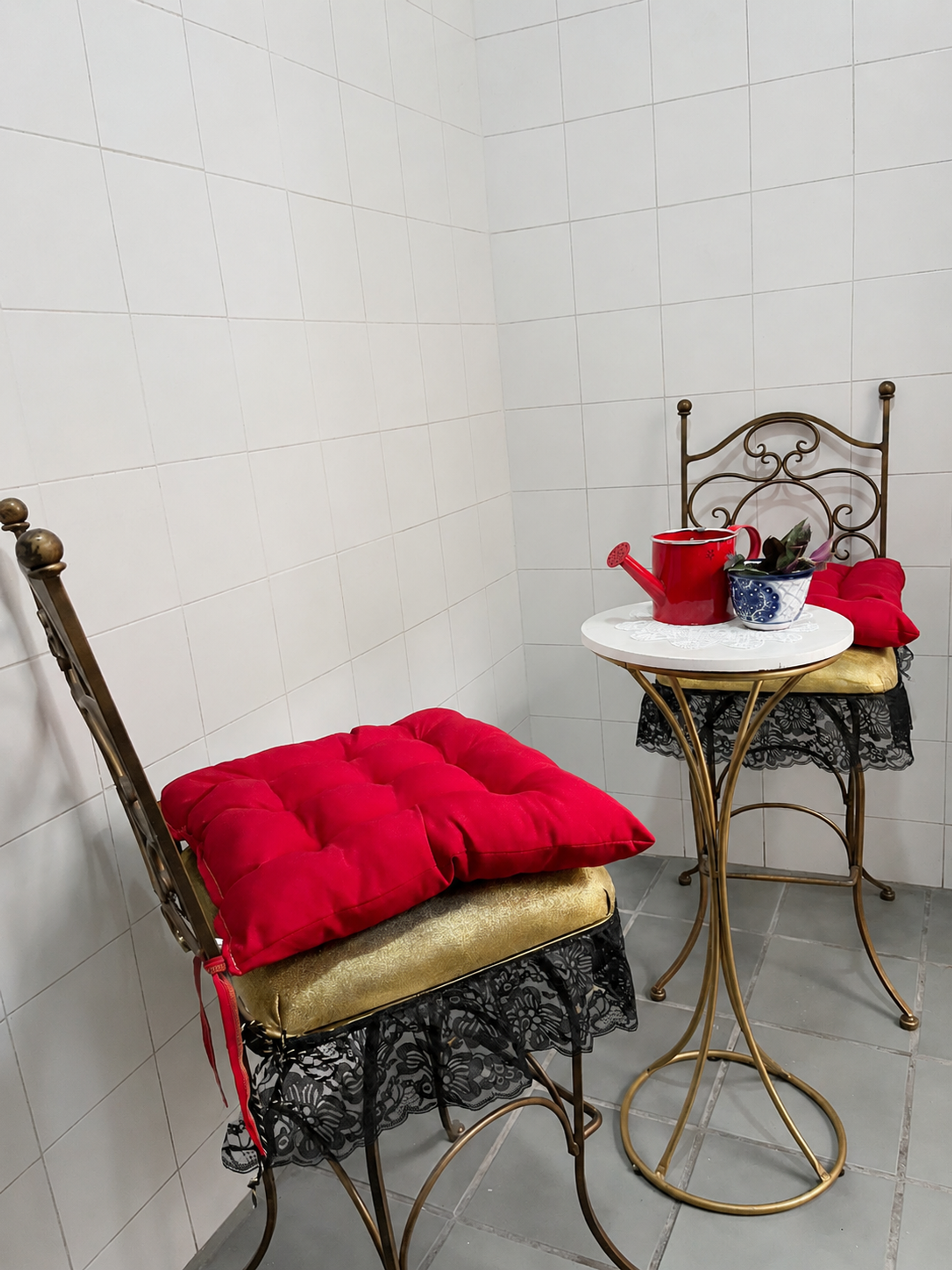 Pequeño rincón para café o desayuno, con mesa tipo bistró y sillas decorativas.