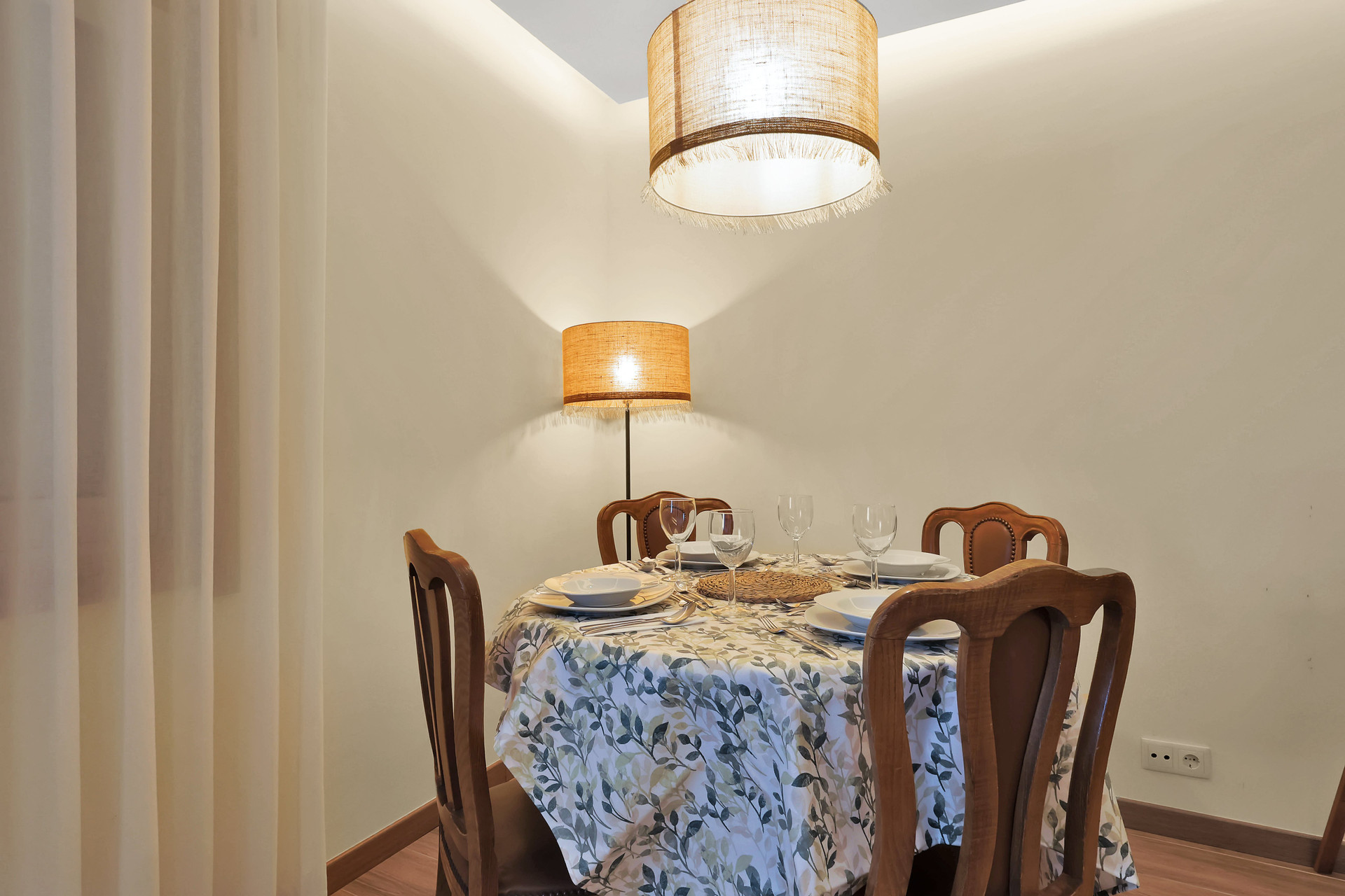 Round dining table with pendant