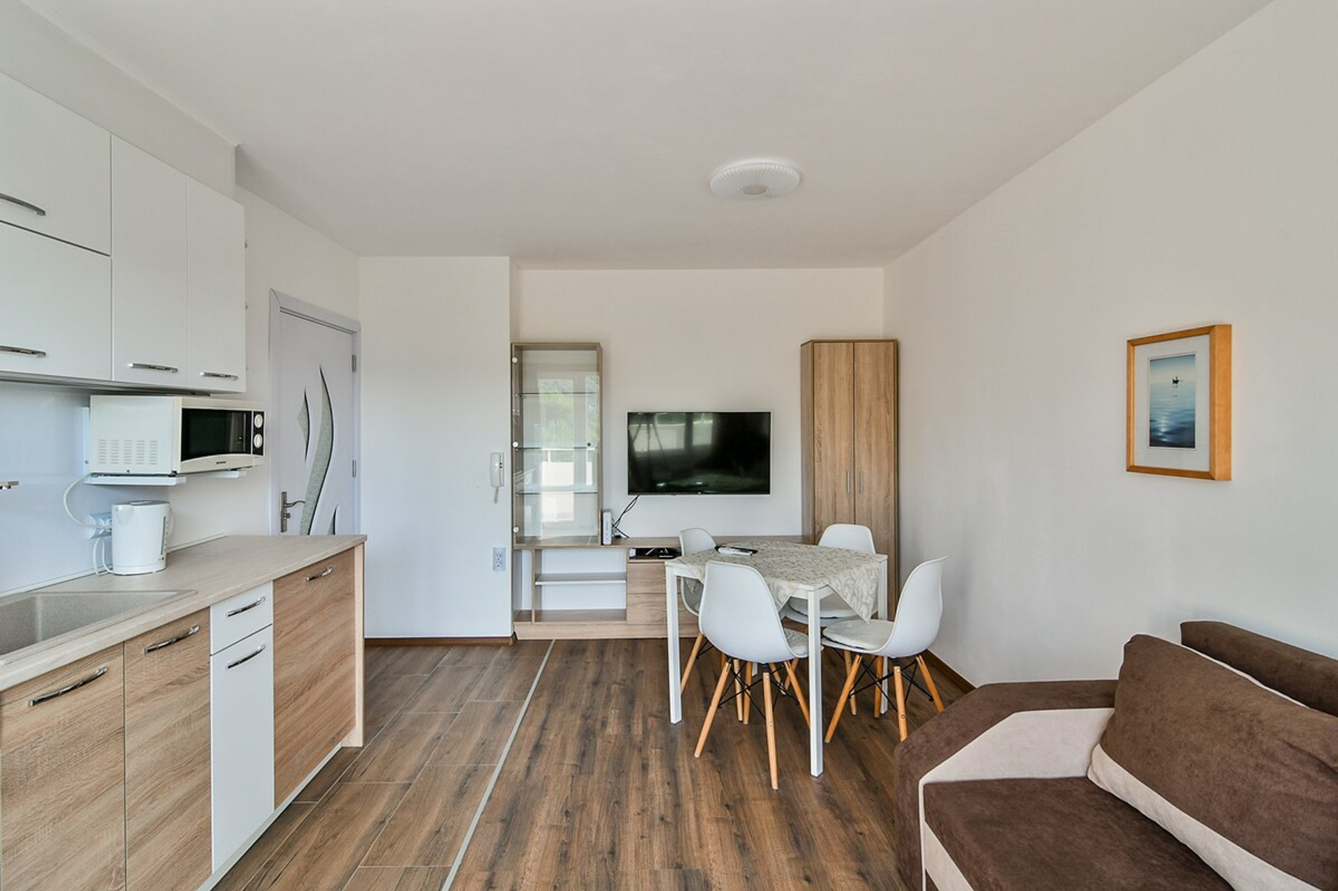 Dining area image 1