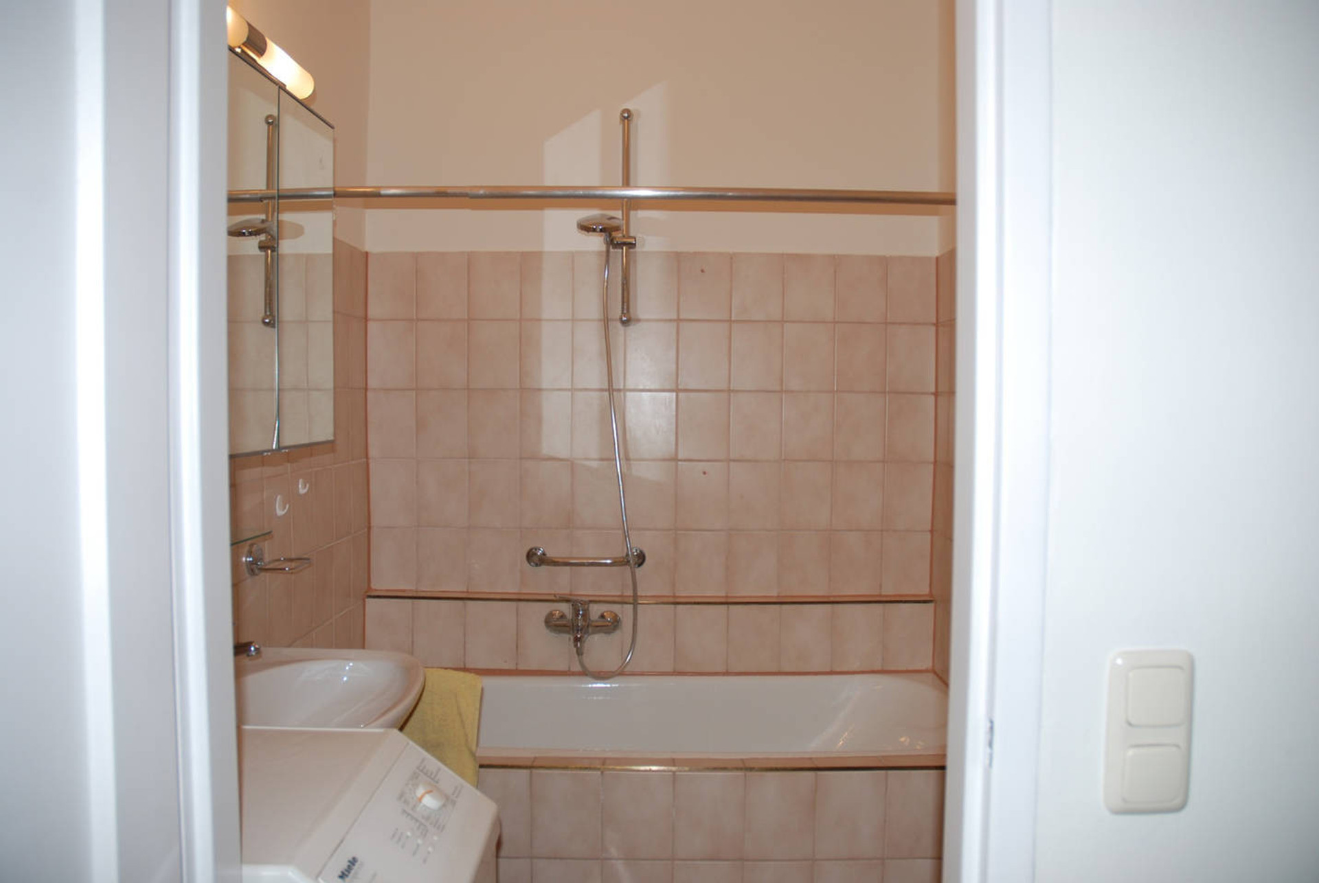 bath with tub and washing maschine