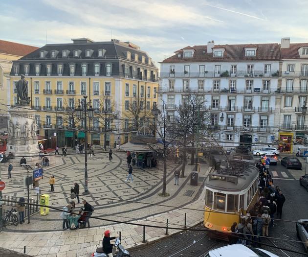 Bright 2-Bed Flat with Balconies to Camões square