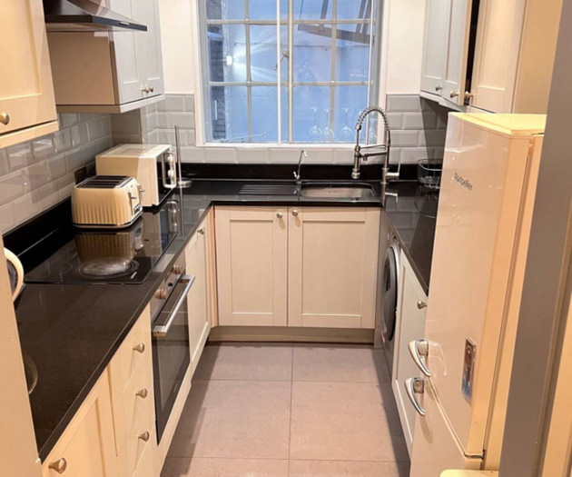 Stylish 2 Bed | Walk to Harrods, Fiber WiFi
