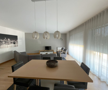 2-bedroom Apartment for Rent in Algés, Lisbon