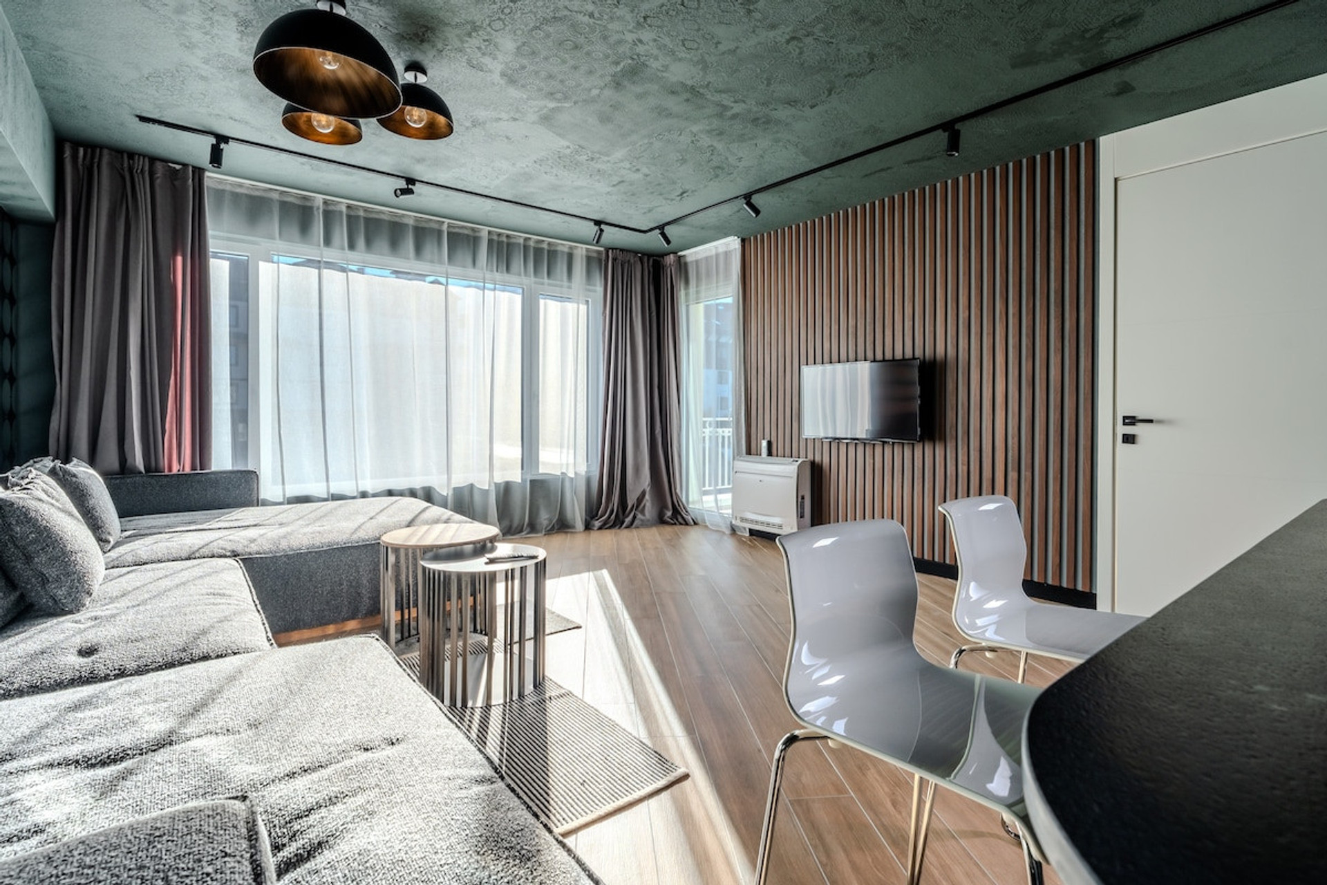Relax in Style – A spacious, bright living room featuring a cozy, oversized sofa perfect for lounging. ️☀️