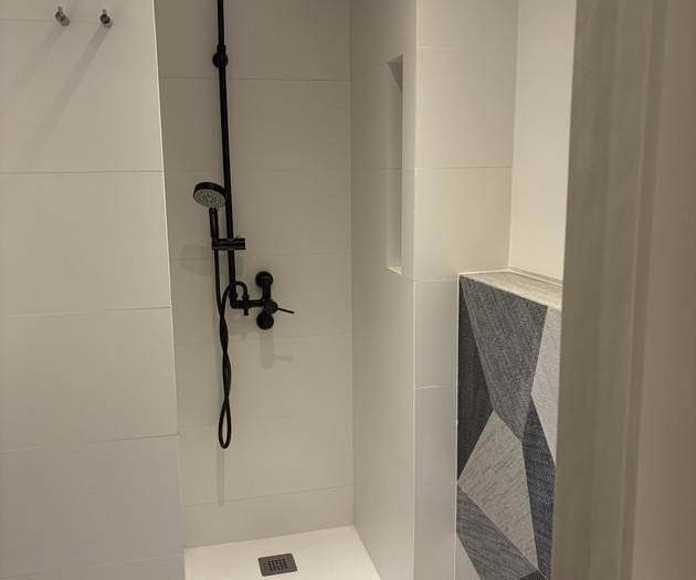Bright Room with Workspace & Private Bathroom – En