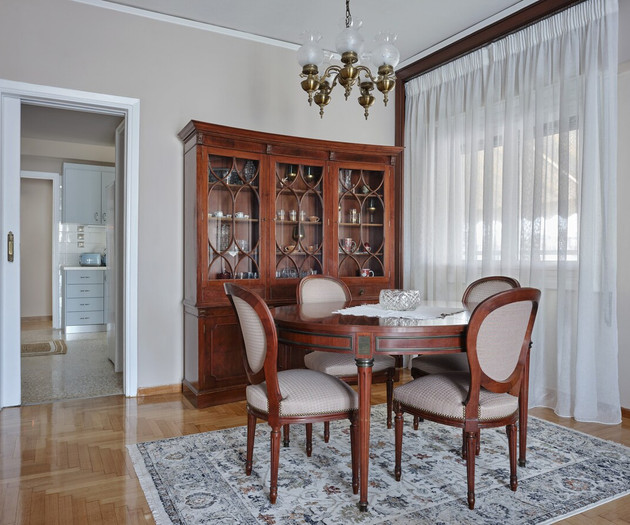 The dining table for 4 people
