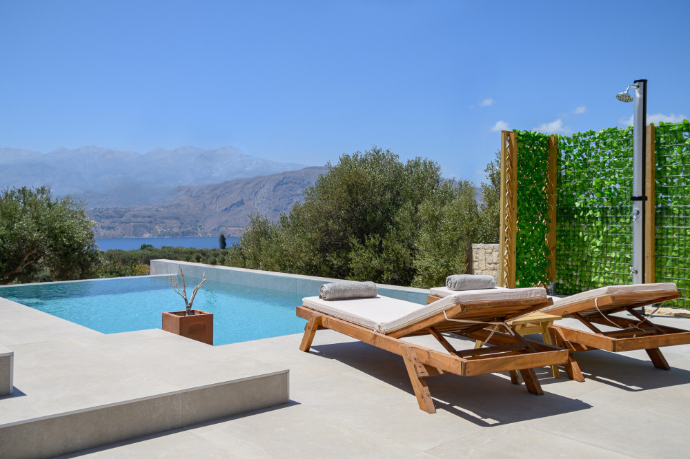 Warm Villa with pool, views and able office space preview