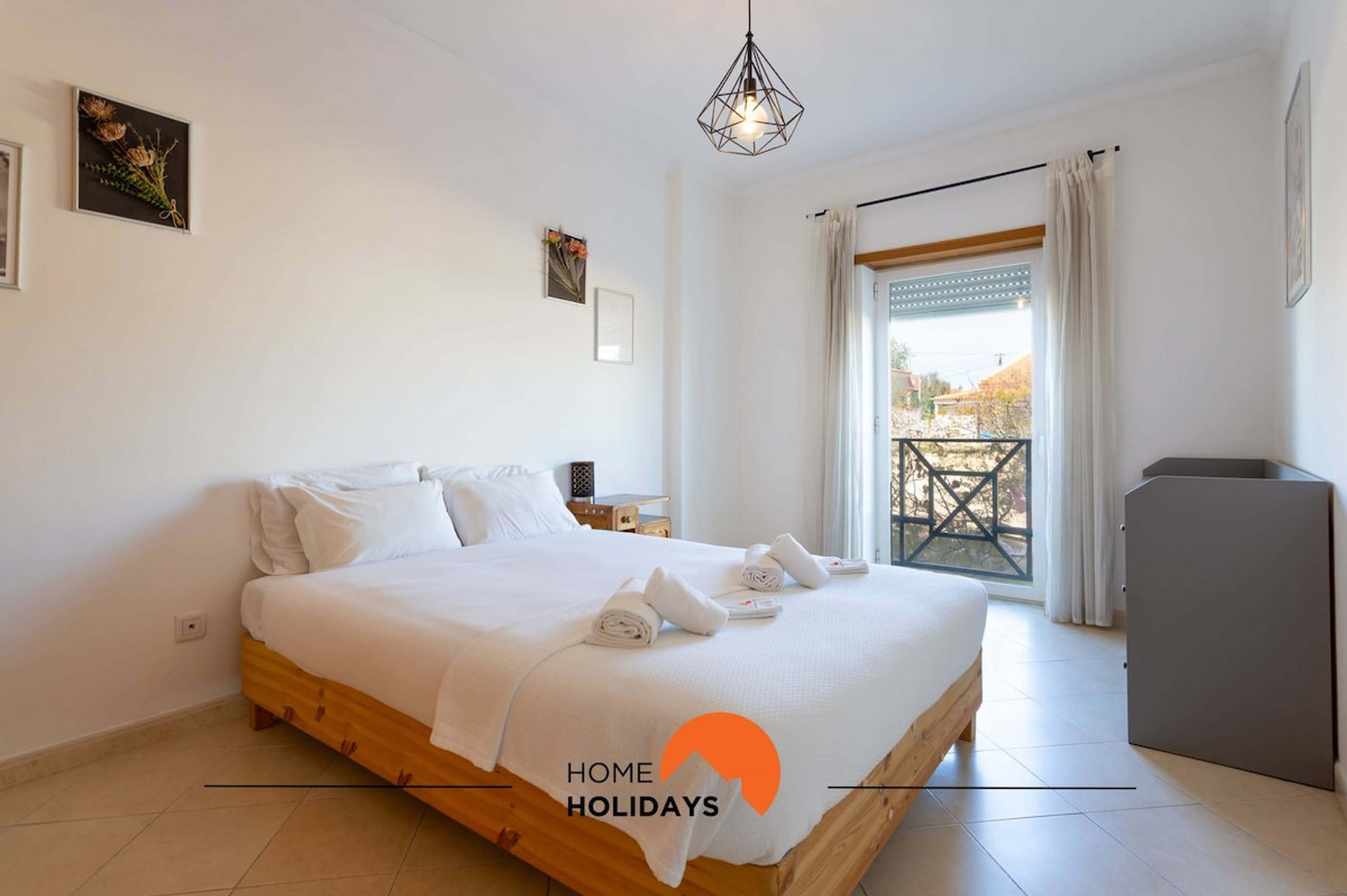 Room with a double bed, minimalist decor