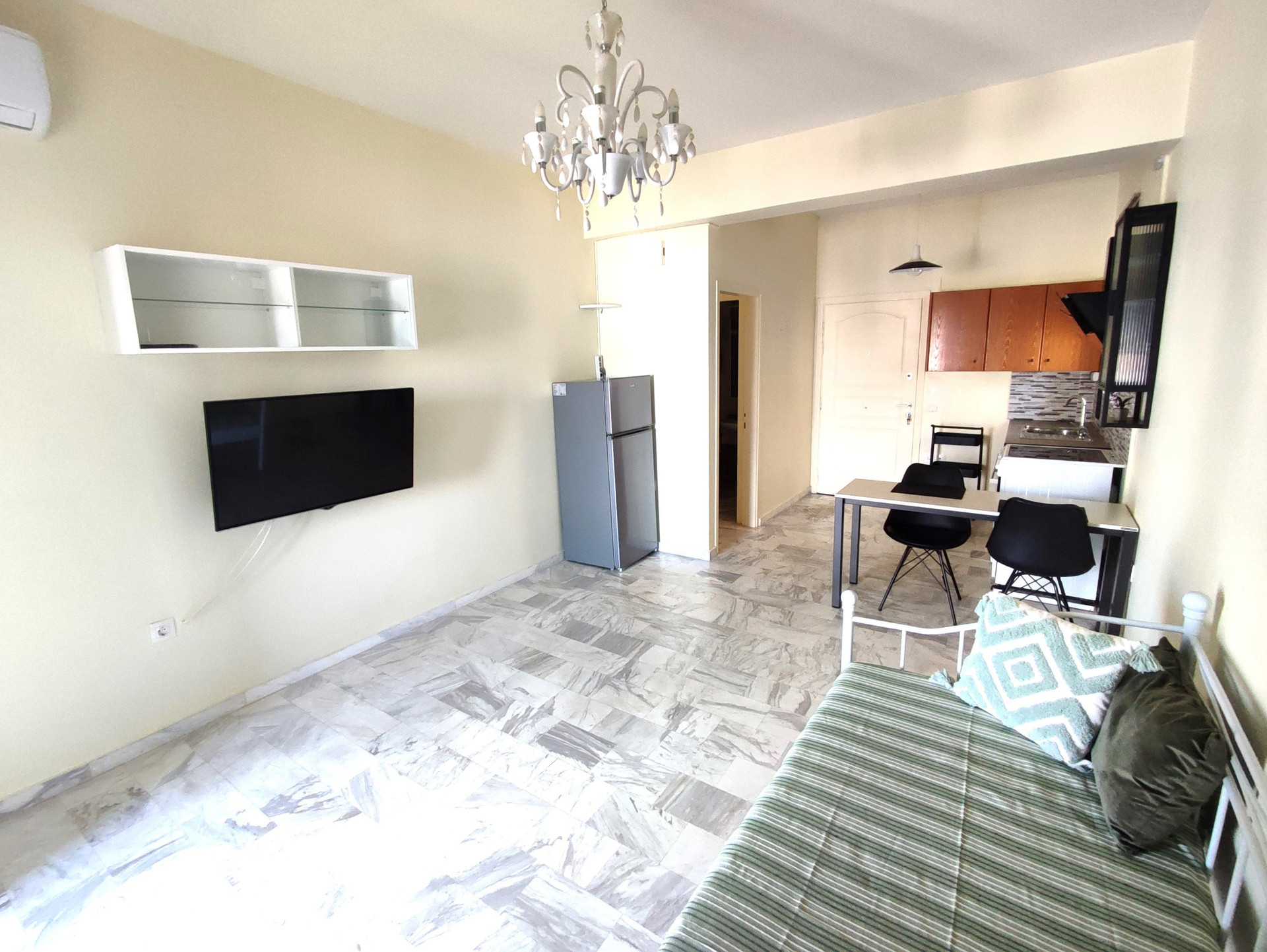 Siiting room photo 3