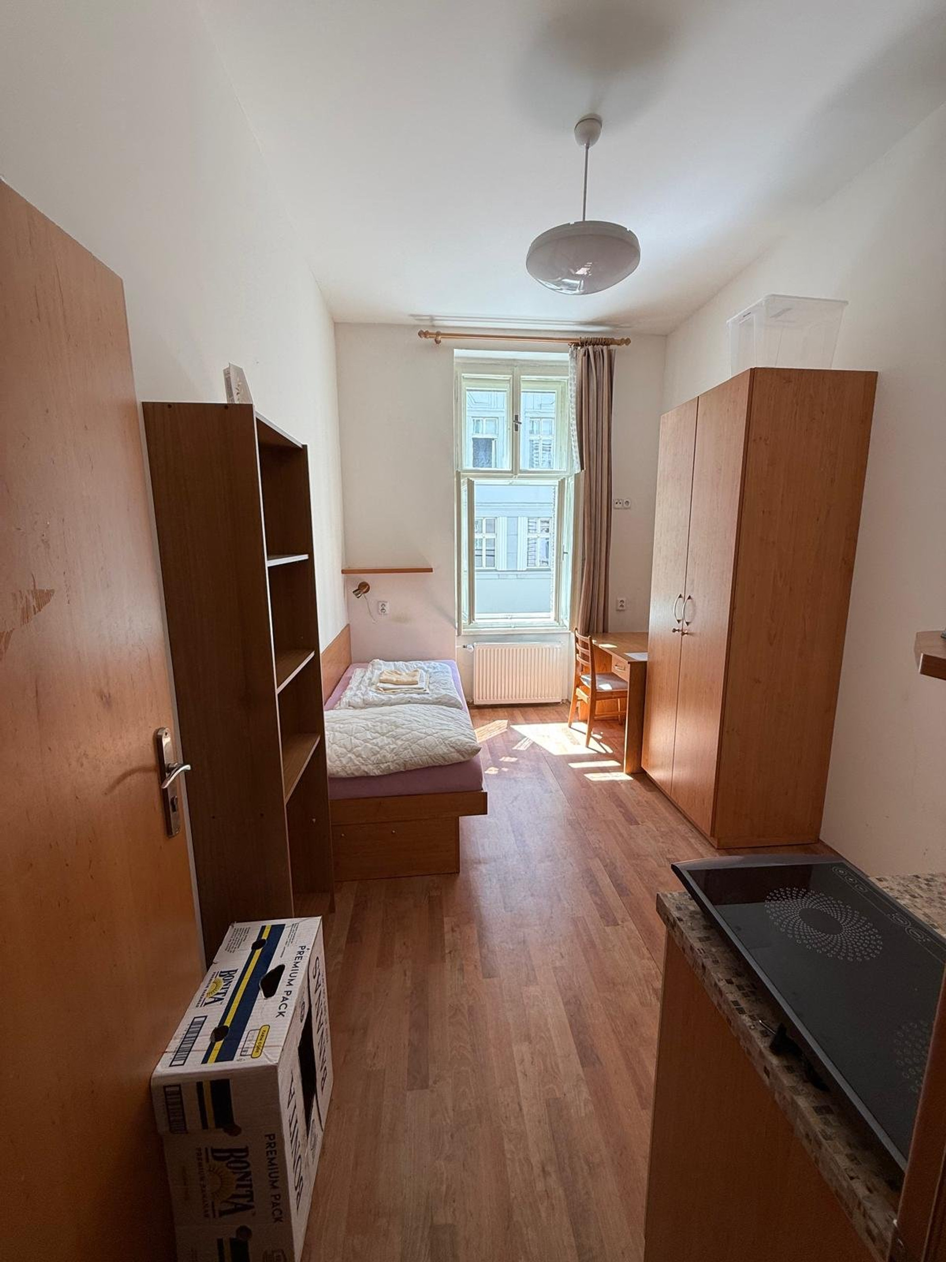 Studio room with bed and wardrobe