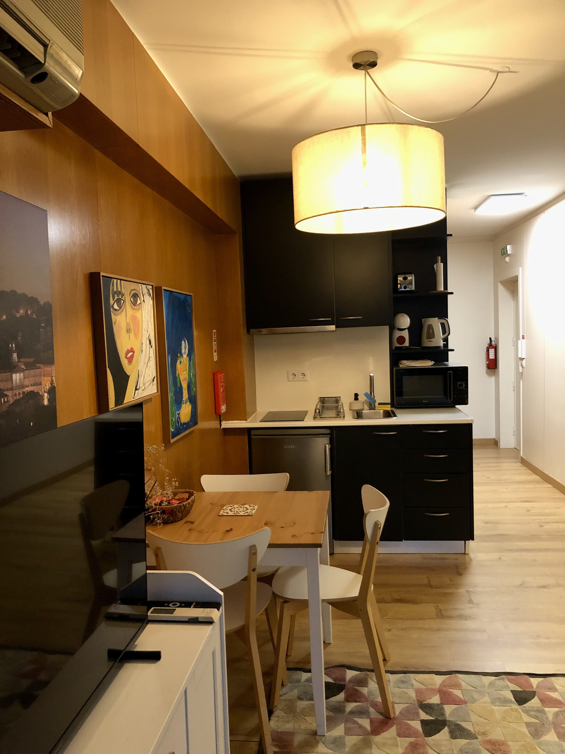 Kitchenette and dining table