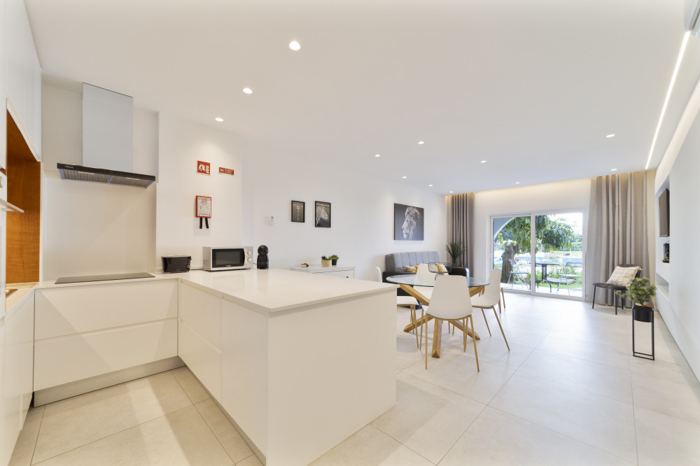Saro Apartment by Hellovacations preview
