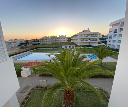 Sunny flat with pool view in Algarve