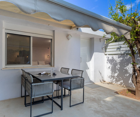 Openspace Seaside Apartment with Garden