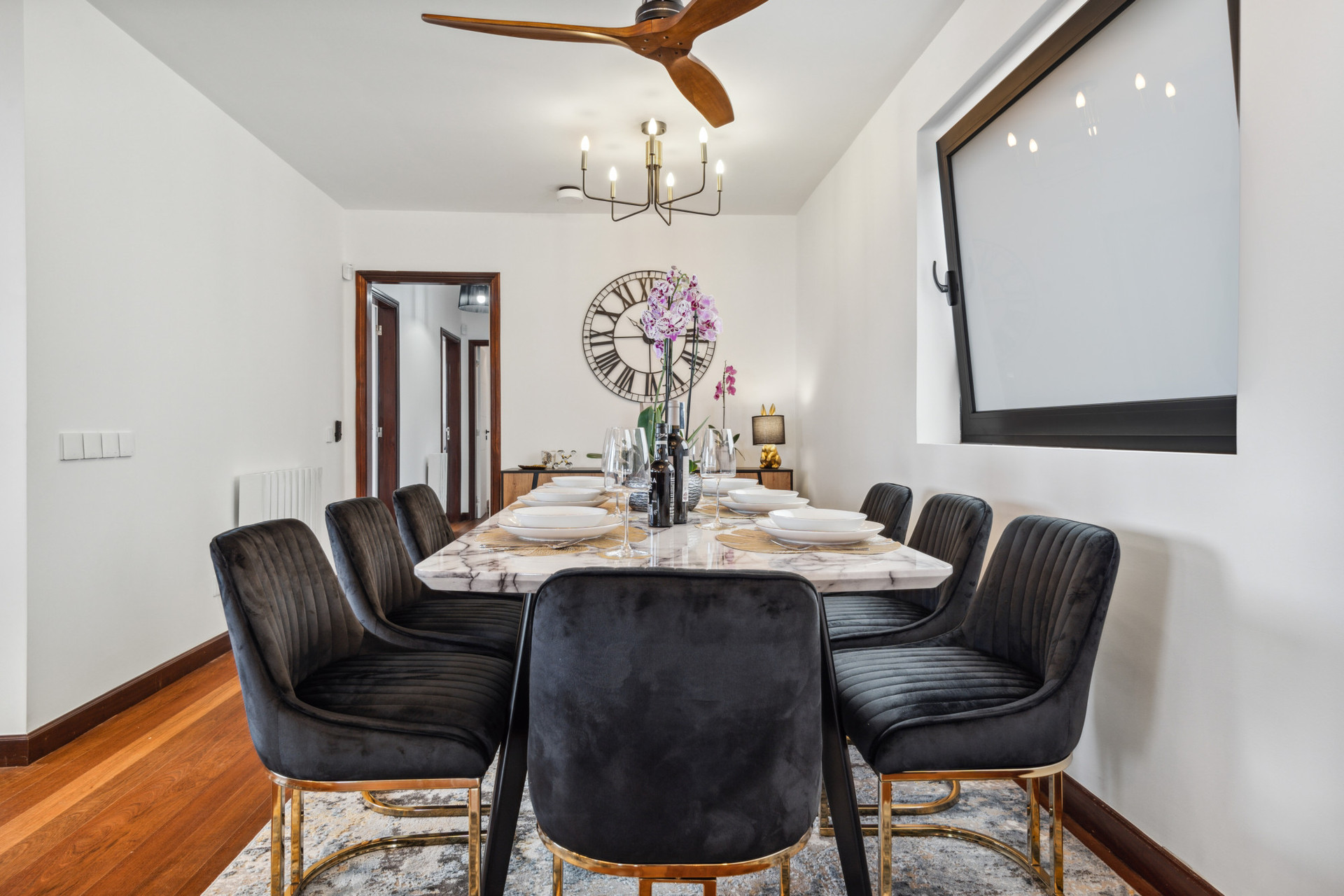 Dining room with spacious table