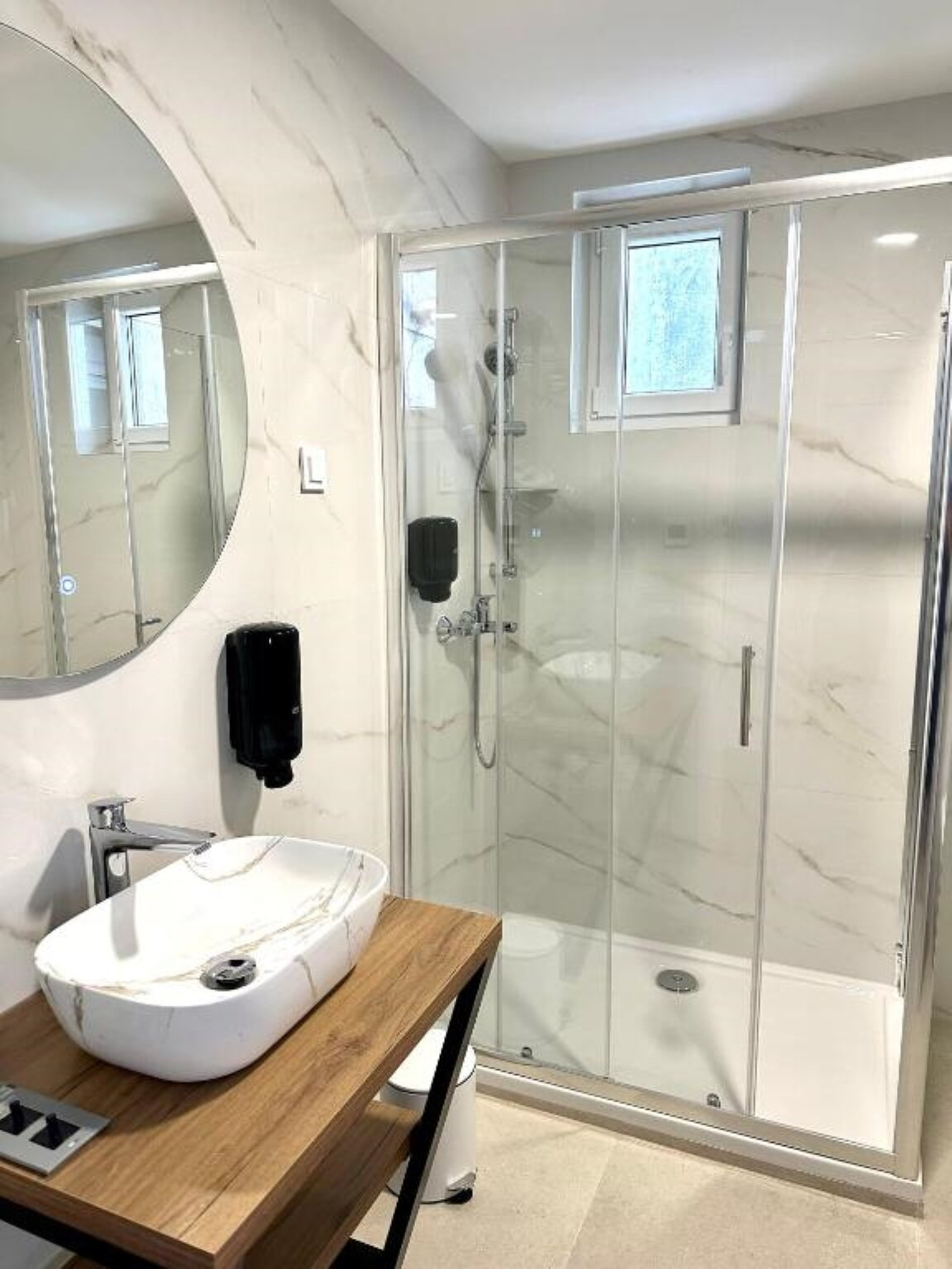 Full bathroom image 1