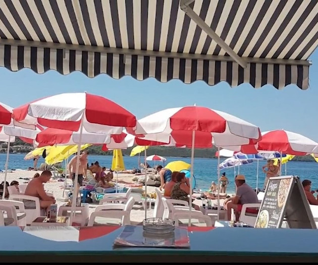 A1 apt w. shared pool & balcony,next to the beach