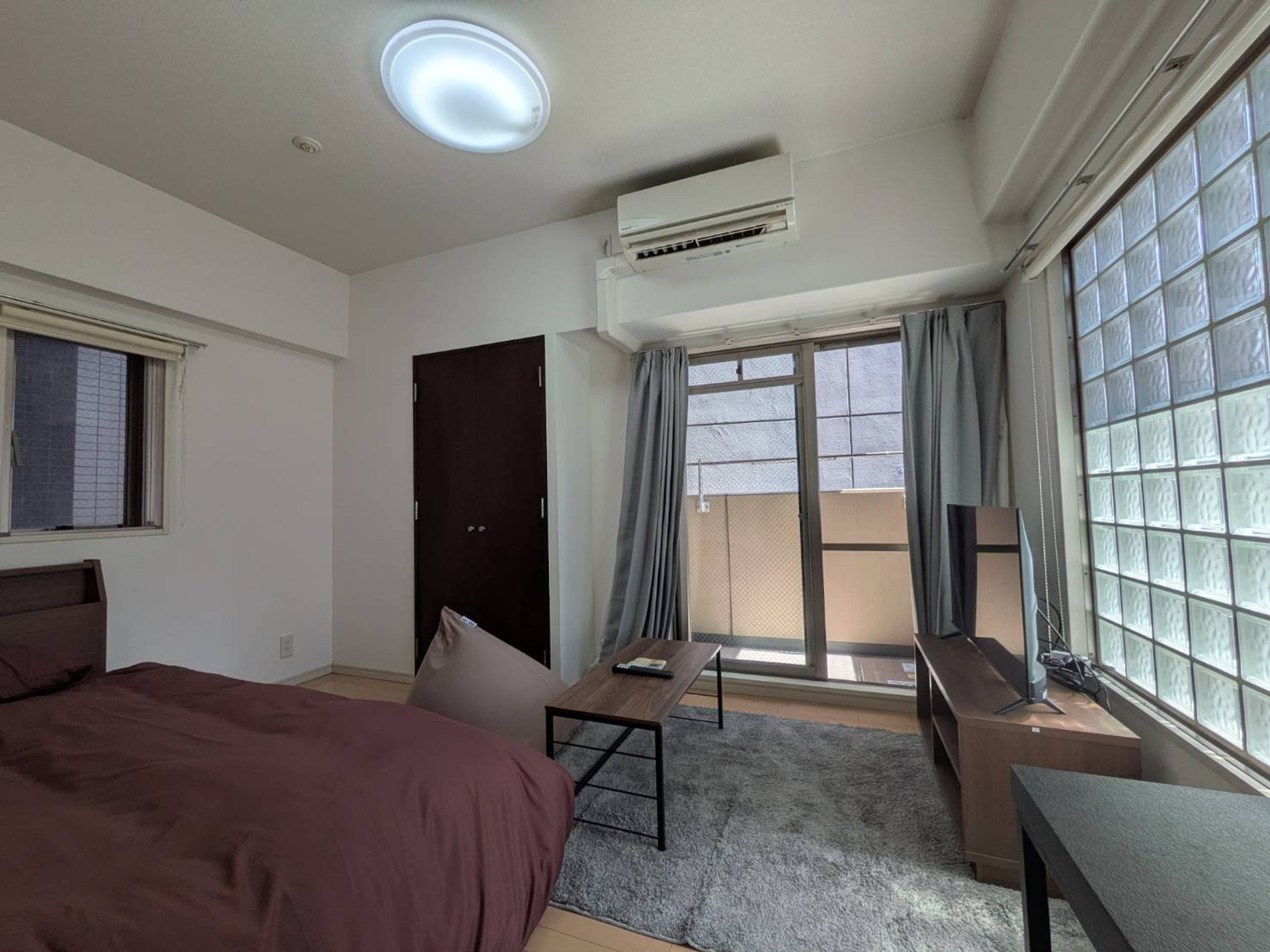 窓が多く、風通しのいいお部屋です。