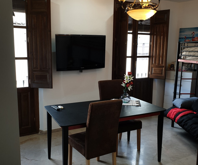 LUINOSA Y TRANQUILA HABITACIÓN