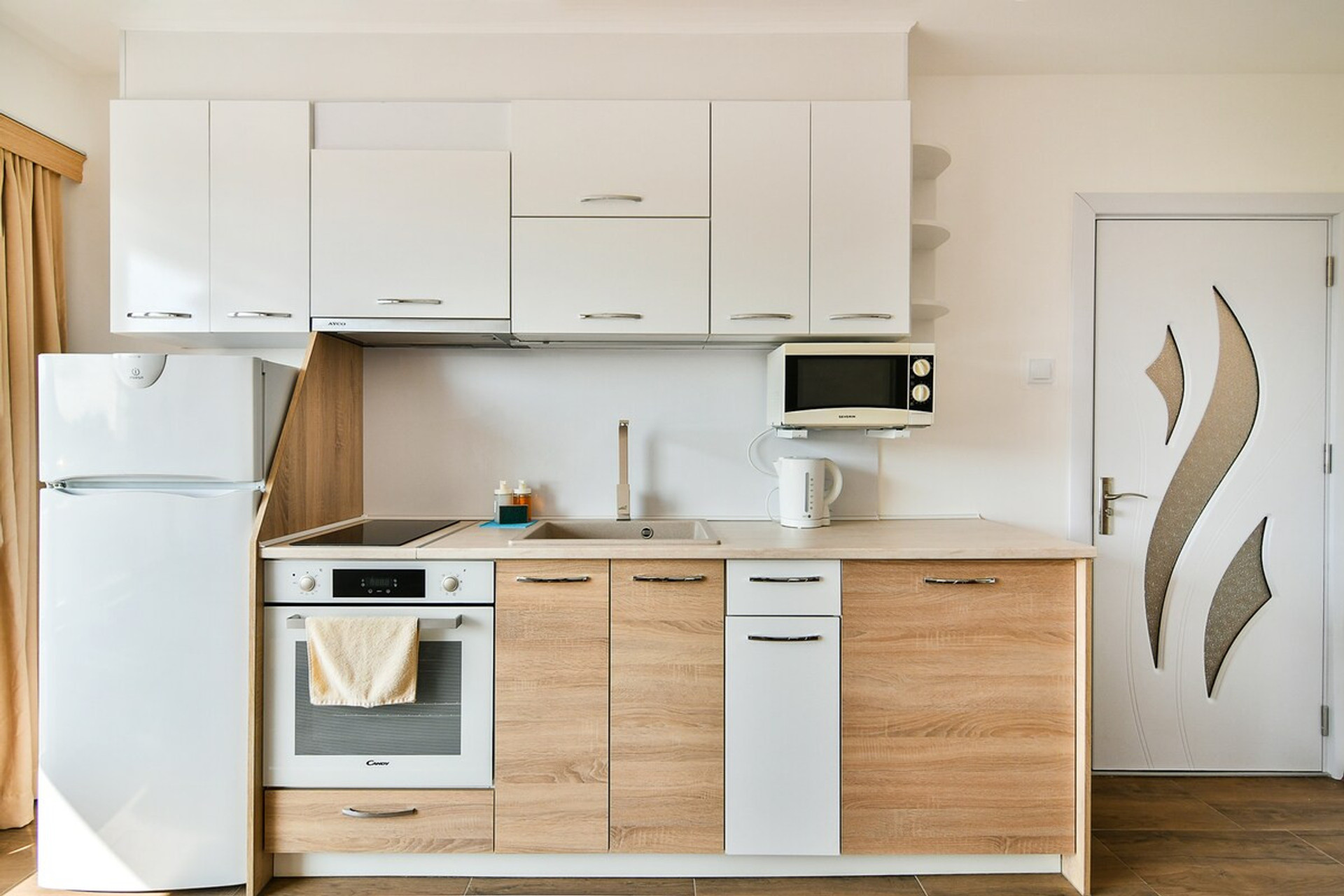 Full kitchen image 1