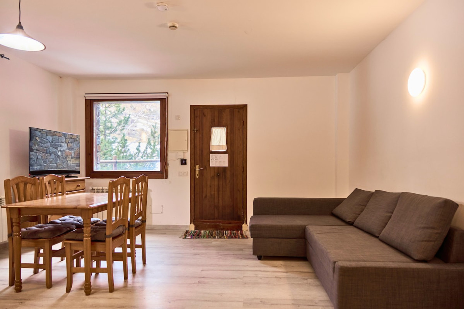 "The place is great and location is very peaceful in the woods with great views. most important is that Lluis helped us, due to some random situations we had that was out of his control and even responded at 3am." - Dmitrii ★★★★★