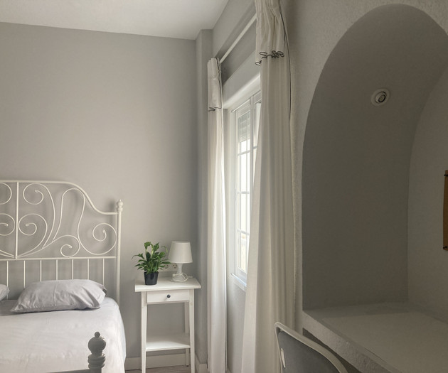 Tossal room - Spacious, bright, open closet