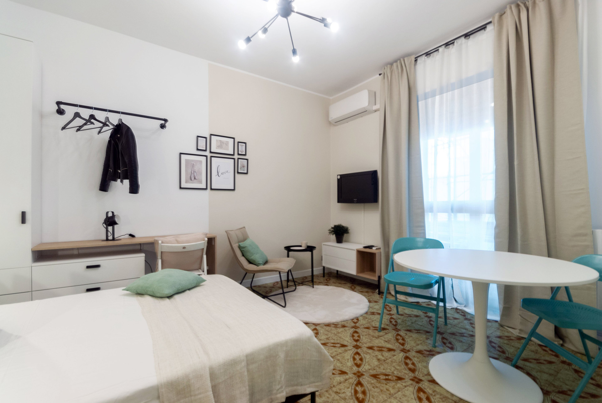 Bright studio with dining and bed