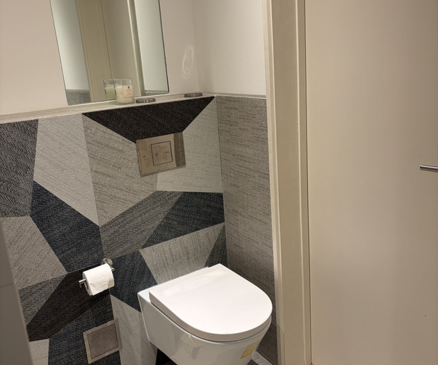 Bright Room with Workspace & Private Bathroom – En