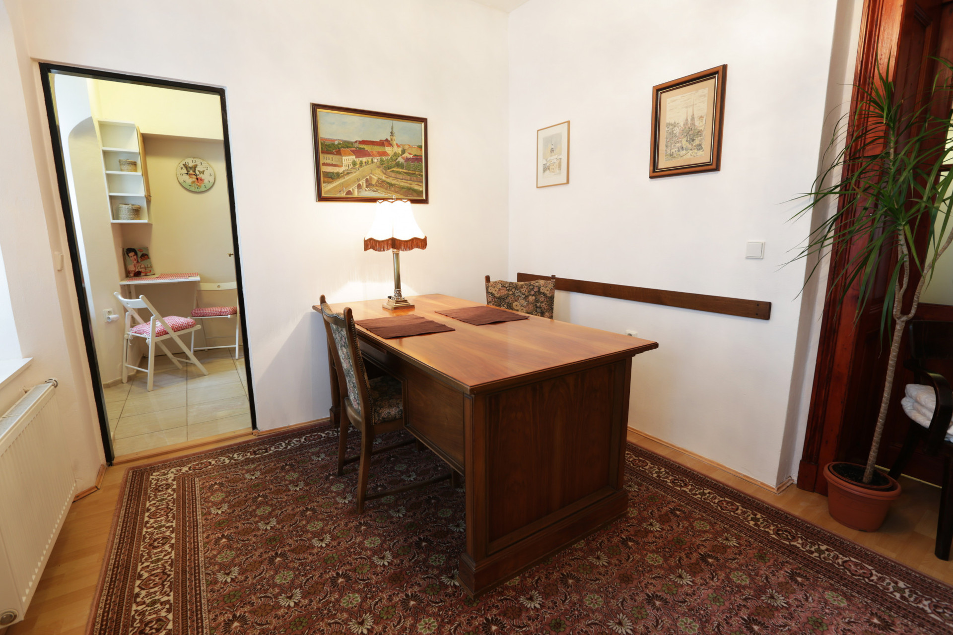 ložnice a historický stůl