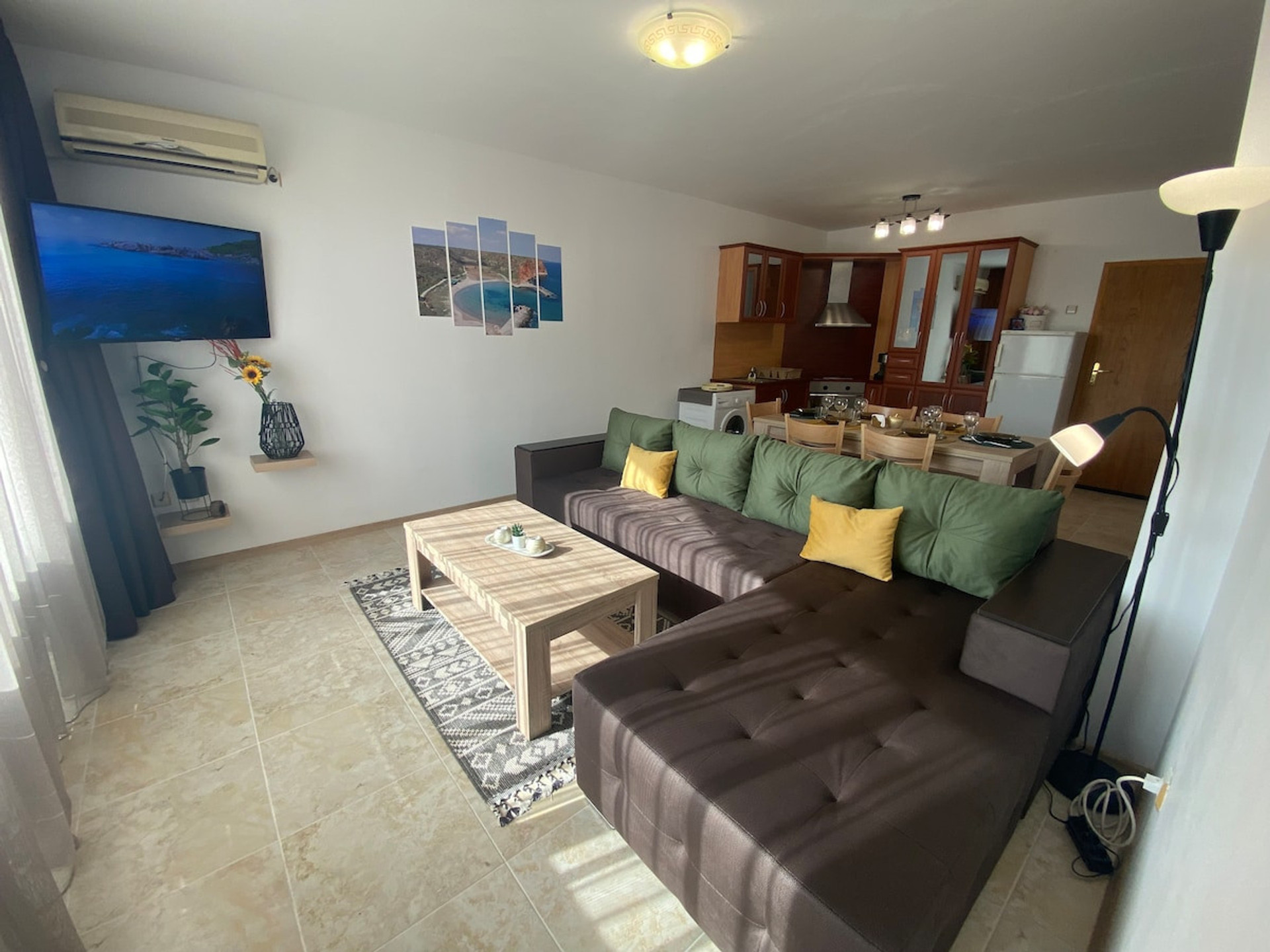 Living Room with sea view and kitchen. 43inch TV with YouTube and Netflix. Cofee Machine, Fridge and Washinig Machine. 