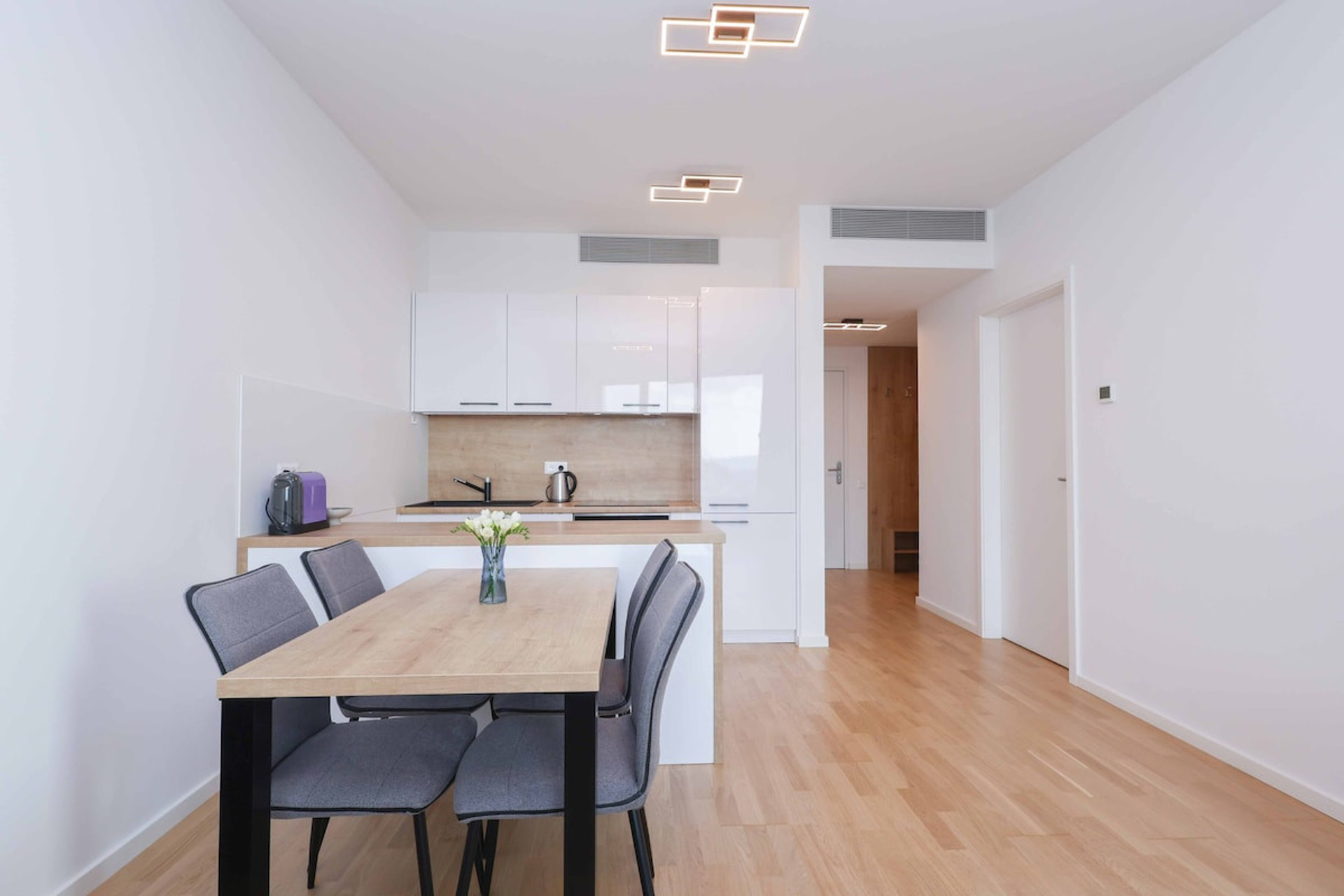 Full kitchen image 1