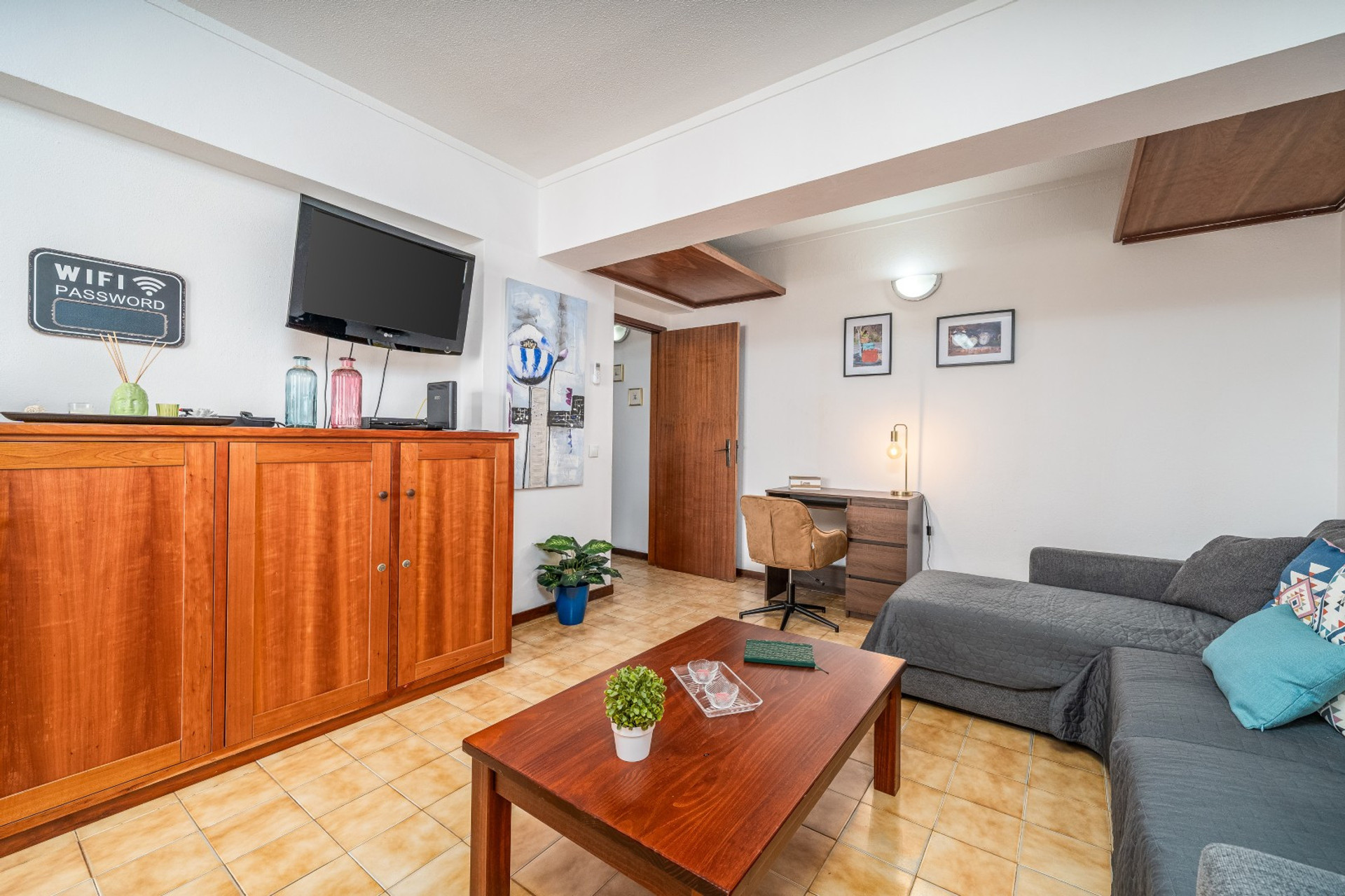 “Sala confortável com TV e zona de lazer”
