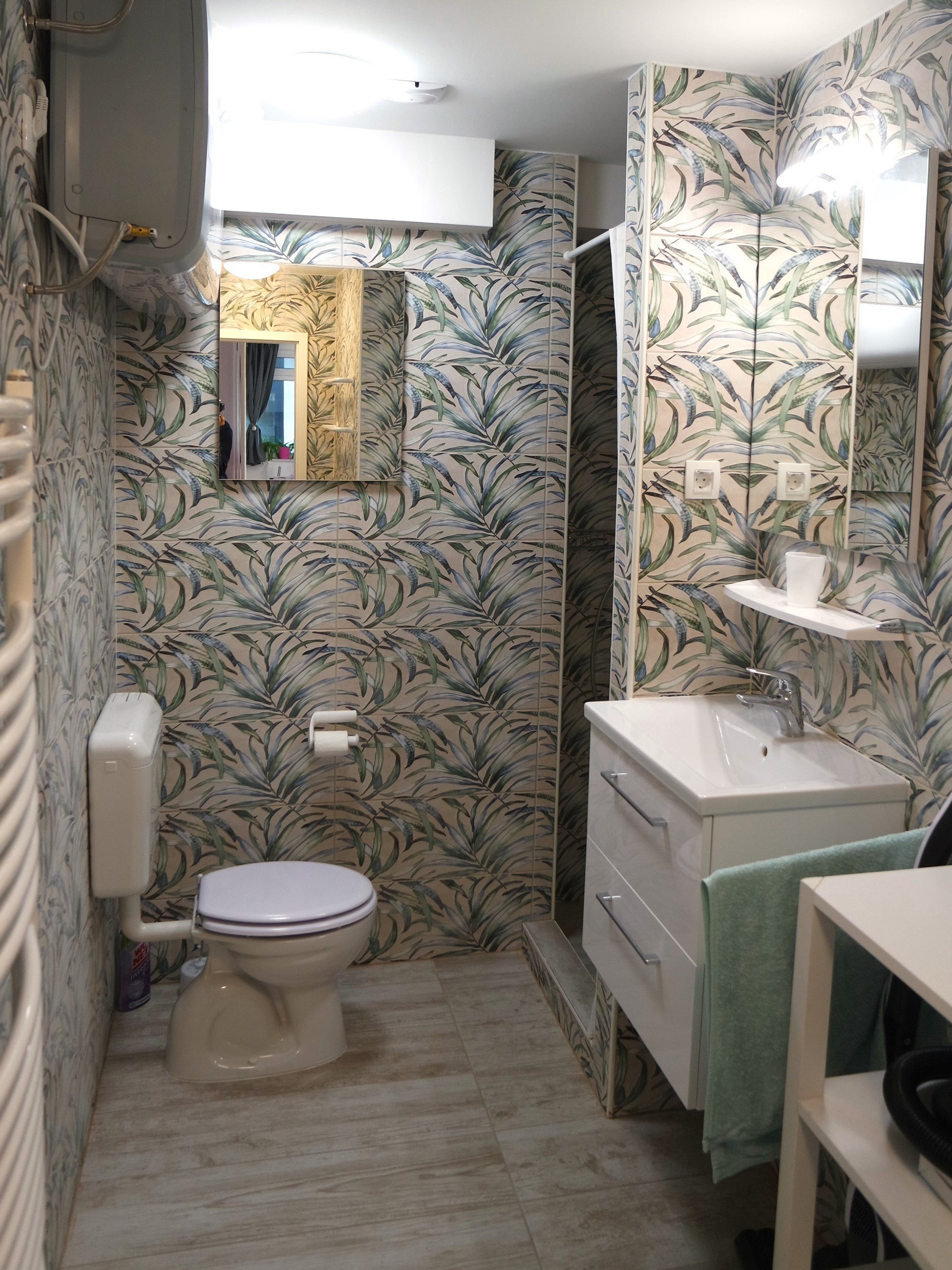Bathroom with tropical wallpaper