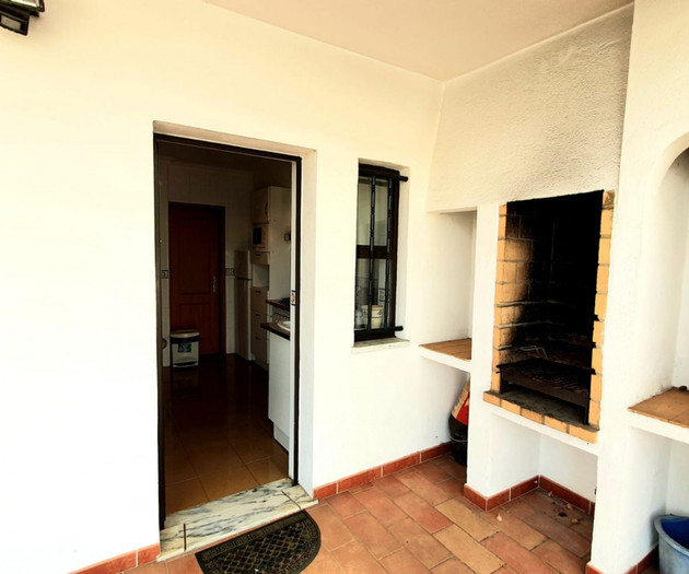 Alto dos Caliços 2BR House w/ Garden by LovelyStay