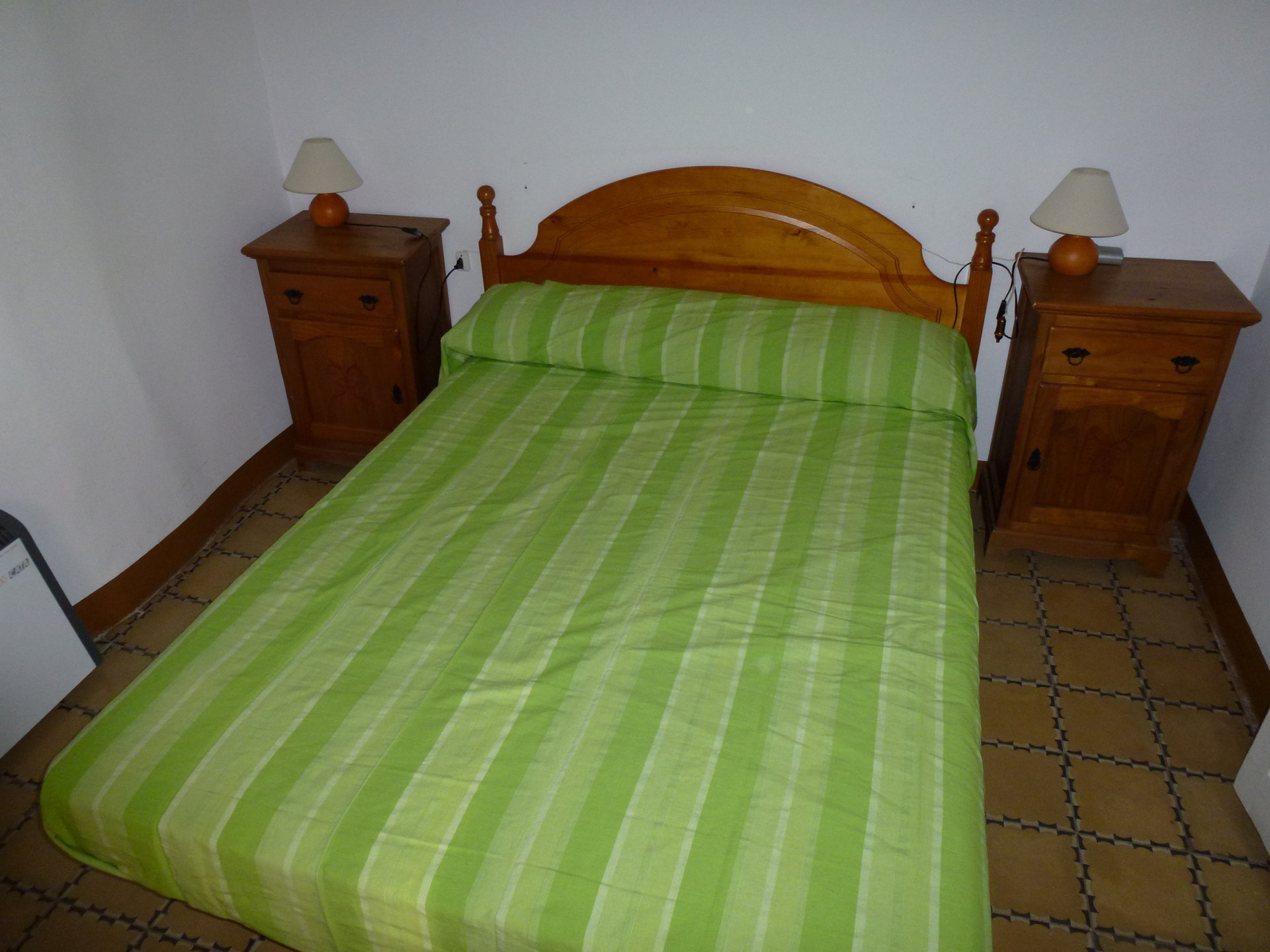 Dormitorio con cama de matrimonio