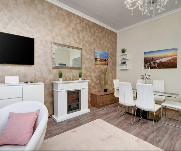 Large Luxury Apartment in the Heart of the City