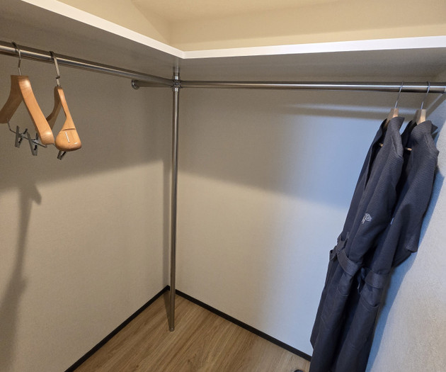 Closet rod with hangers
