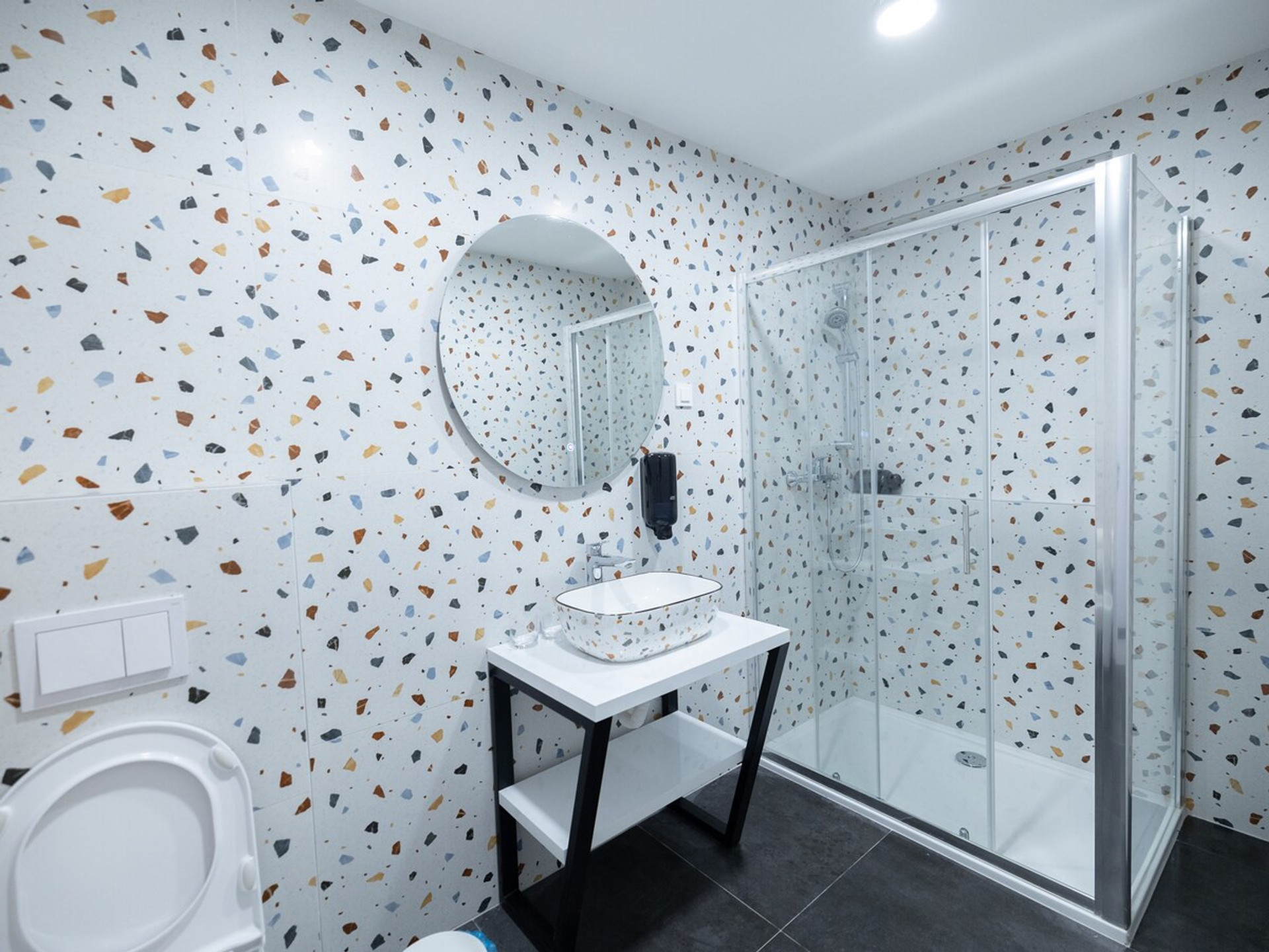 Full bathroom image 1