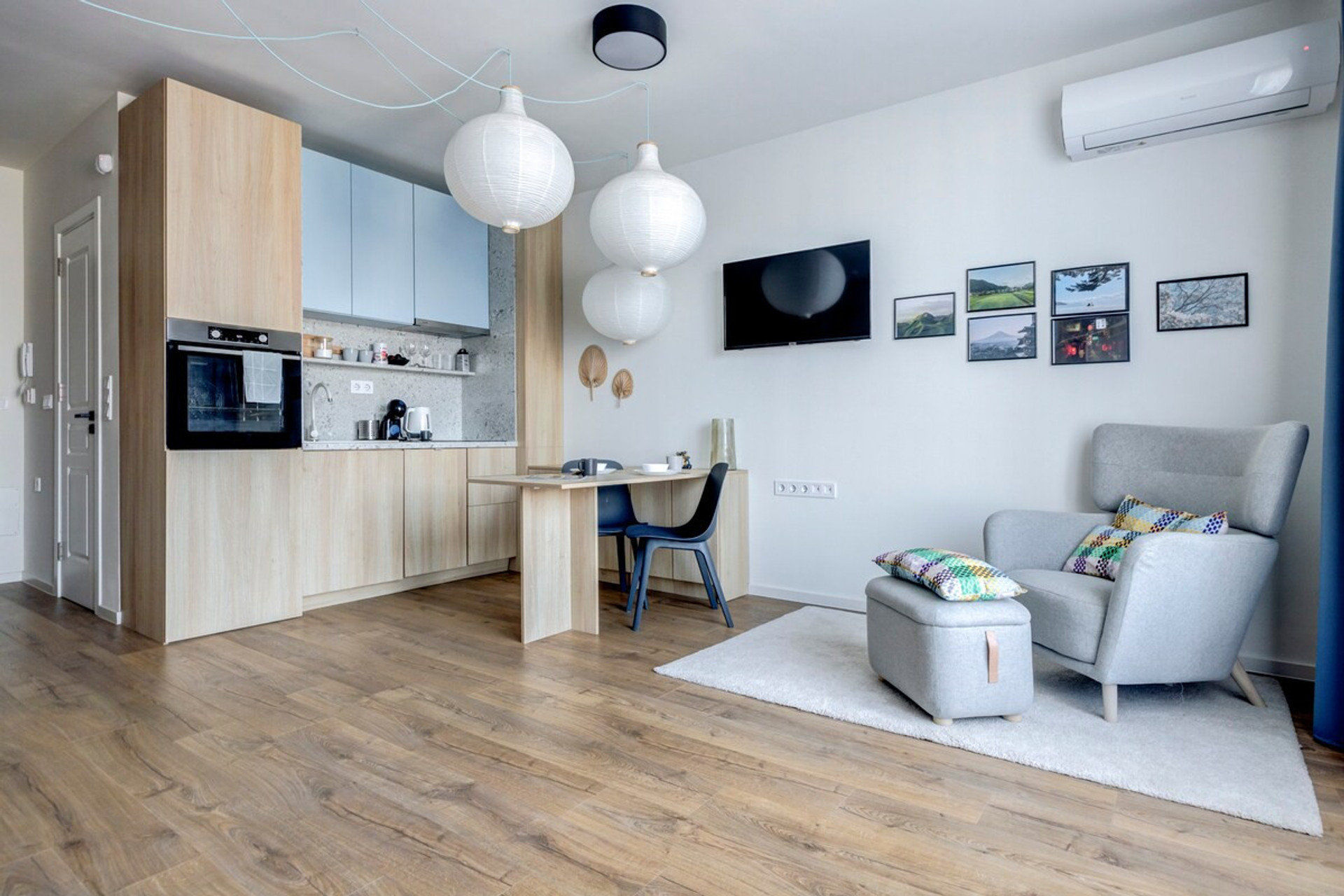 Fully renovated studio, warm colours, comfy chair and well equpped kitchen.