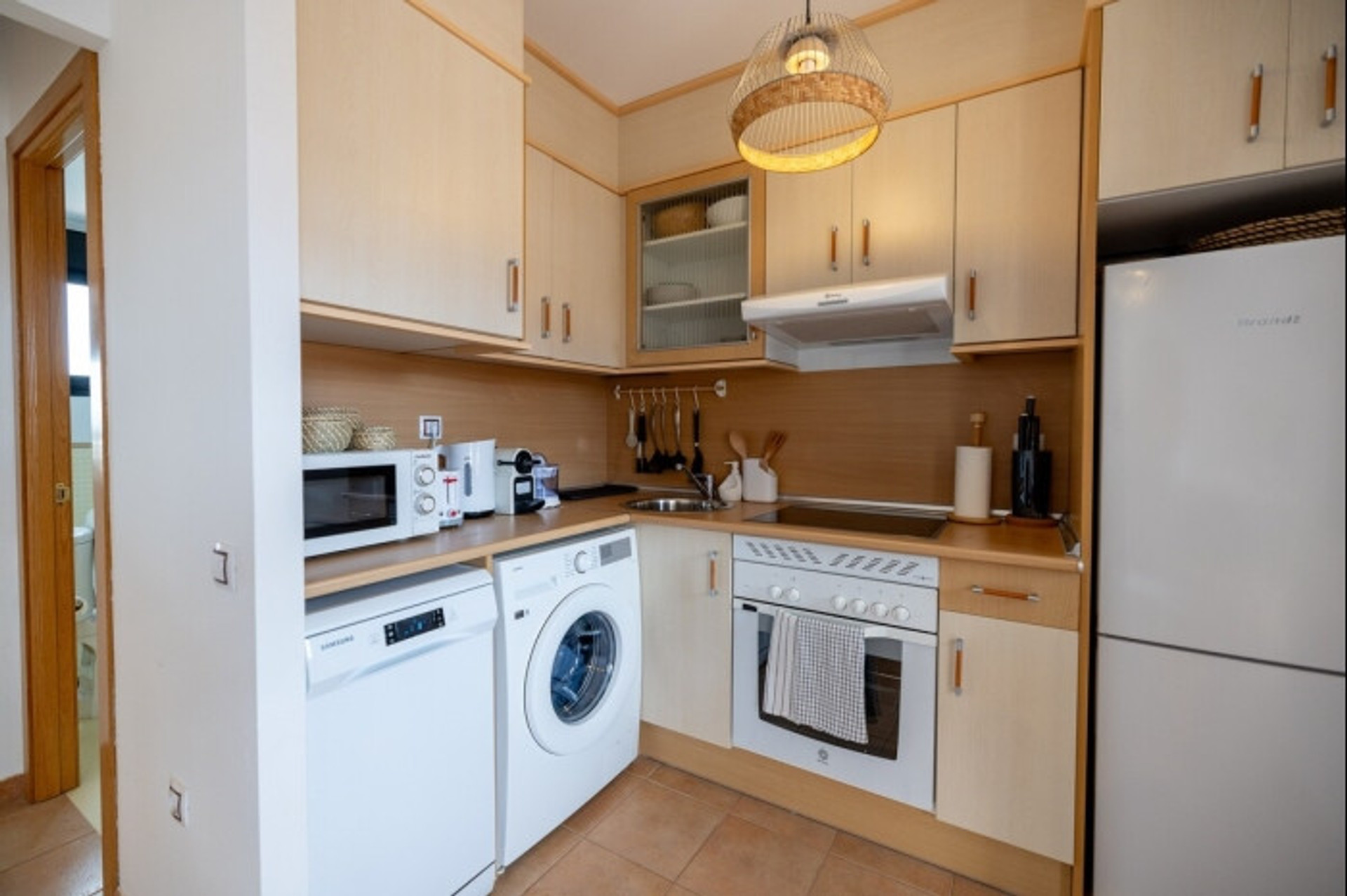 Compact kitchen with washing machine