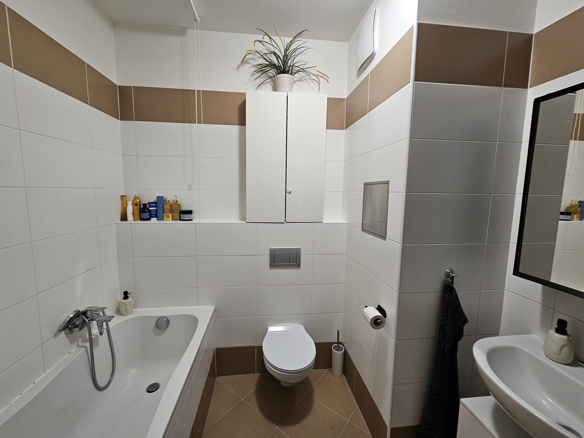 Bathroom with tub and toilet