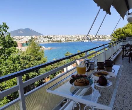 Sunny apartment in front of the sea, nea