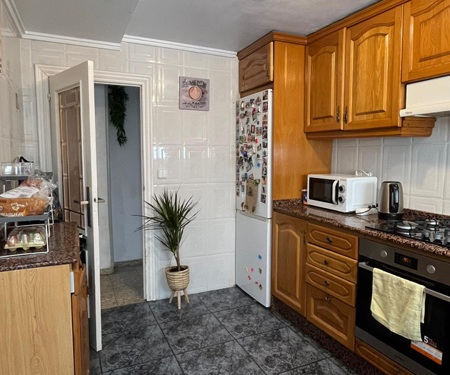 Large, bright kid-friendly home 20 mins from beach